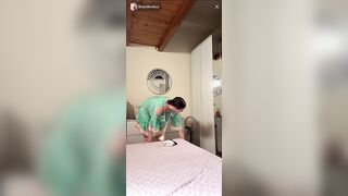 A Rosi scappa fuori una tetta in live