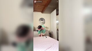 A Rosi scappa fuori una tetta in live