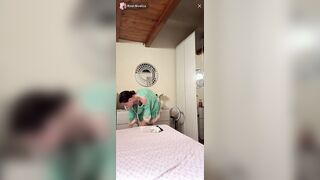 A Rosi scappa fuori una tetta in live