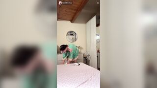 A Rosi scappa fuori una tetta in live