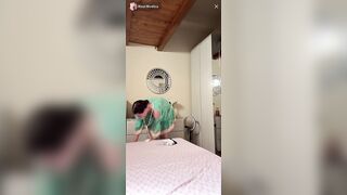 A Rosi scappa fuori una tetta in live