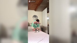 A Rosi scappa fuori una tetta in live