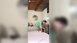 A Rosi scappa fuori una tetta in live