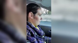 Fa la porca in auto e al ristorante col duo dildo