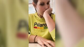 Fa la porca in auto e al ristorante col duo dildo