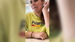 Fa la porca in auto e al ristorante col duo dildo