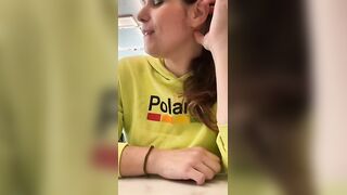 Fa la porca in auto e al ristorante col duo dildo