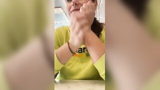 Fa la porca in auto e al ristorante col duo dildo