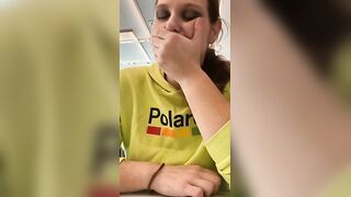 Fa la porca in auto e al ristorante col duo dildo