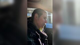 Fa la porca in auto e al ristorante col duo dildo