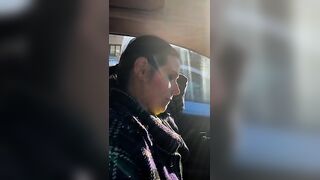 Fa la porca in auto e al ristorante col duo dildo