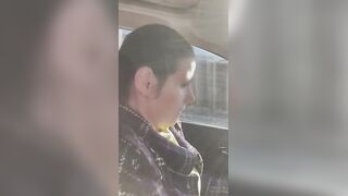 Fa la porca in auto e al ristorante col duo dildo