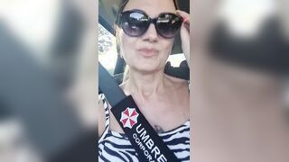 Mano tra le gambe in macchina mentra marito guida