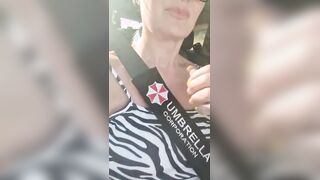 Mano tra le gambe in macchina mentra marito guida