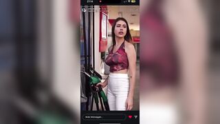 Asia Gianese alla pompa di benzina