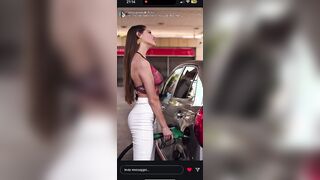 Asia Gianese alla pompa di benzina