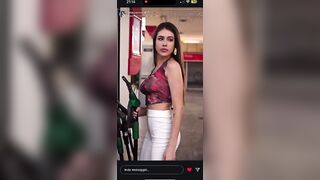 Asia Gianese alla pompa di benzina