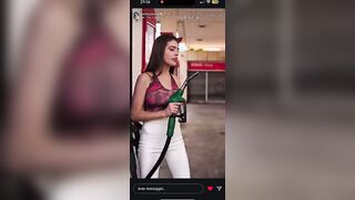 Asia Gianese alla pompa di benzina