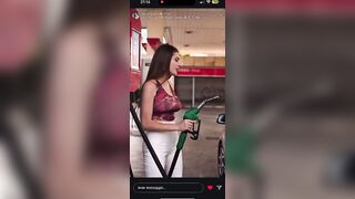 Asia Gianese alla pompa di benzina