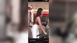 Asia Gianese alla pompa di benzina