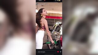 Asia Gianese alla pompa di benzina