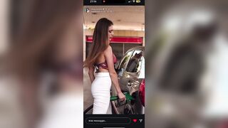 Asia Gianese alla pompa di benzina