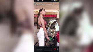 Asia Gianese alla pompa di benzina