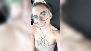 Chiamo il fidanzato e gli faccio vedere come lo succhio il auto al suo amico