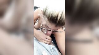 Chiamo il fidanzato e gli faccio vedere come lo succhio il auto al suo amico