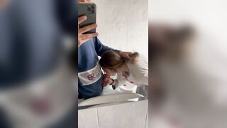 Succhiandolo al fidanzato che riprende