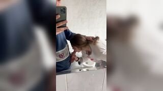 Succhiandolo al fidanzato che riprende