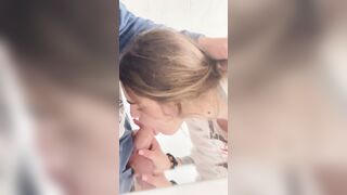 Succhiandolo al fidanzato che riprende