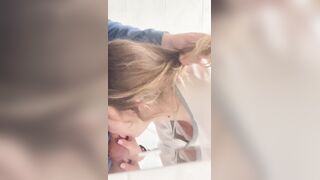 Succhiandolo al fidanzato che riprende