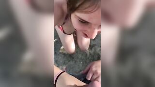 Ingoio in spiaggia giovane fidanzata