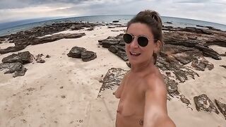 Passeggiata nuda in spiaggia italiana bionda