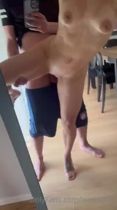 Pompino e scopata allo specchio con schizzata sulle tette MILF italiana