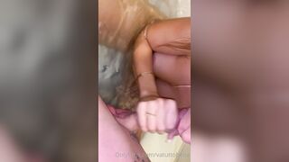 Pompino nella vasca tettona italiana bionda