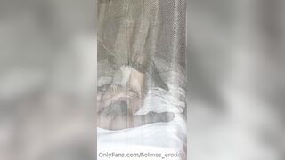 Sara si masturba sul letto of