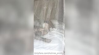 Sara si masturba sul letto of