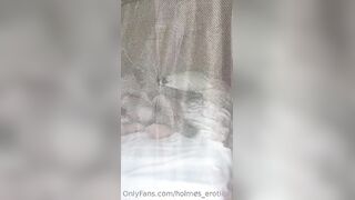 Sara si masturba sul letto of