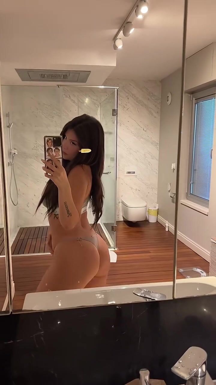 Wanda Nara selfie hot allo specchio