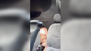 Fidanzati scopano in macchina