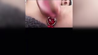 Ragazza mora si masturba e schiaffeggia con plug anale OF