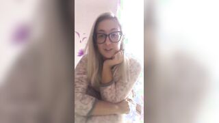 La bagnamo per bene solo per voi - Carolina si spoglia e si masturba per i fans