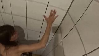 Milf italiana scopata in un bagno pubblico