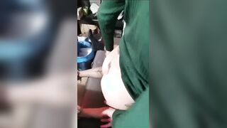 Fai vedere bene a tuo marito come lo prendi e poi succhiaglielo bene