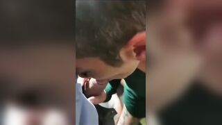 Fai vedere bene a tuo marito come lo prendi e poi succhiaglielo bene