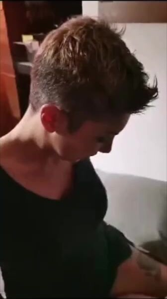 Fai vedere bene a tuo marito come lo prendi e poi succhiaglielo bene