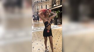 Mooncomelaluna fa la porca in piazza Duomo