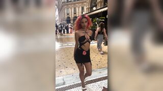 Mooncomelaluna fa la porca in piazza Duomo